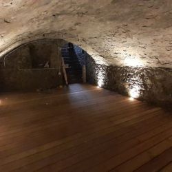 cave voutée avec éclairage